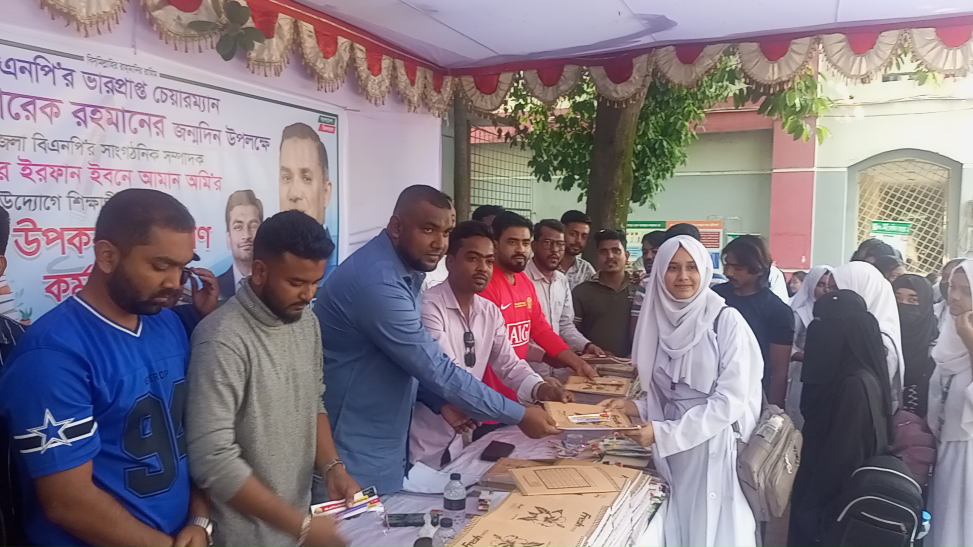 তারেক রহমানের জন্মদিন উপলক্ষে কেরানীগঞ্জ মডেল থানা ছাত্রদলের শিক্ষা উপকরণ বিতরণ